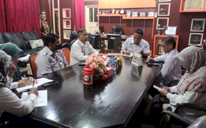 PIMPIN RAPAT. Kepala Diskominf-SP Provinsi Sulsel, Andi Winarno Eka Putra memimpi Rapat Sosialisasi dan Evaluasi Penyelenggaraan Statistik Sektoral (EPSS) 2023 di Ruang Kerja Kepala Diskominfo-SP Sulsel, Rabu (31/5/2023). foto: istimewa