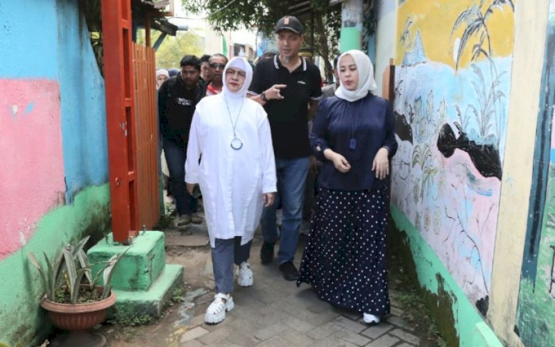 KUNJUNGAN. Wakil Wali Kota Makassar Fatmawati Rusdi bersama Ketua TP PKK Kota Makassar Indira Jusuf Ismail mengunjungi kawasan kumuh di Bontomarannu, Jl Dahlia, Lorong 312, Kecamatan Mariso, Kota Makassar, Jumat (5/5/2023). foto: istimewa