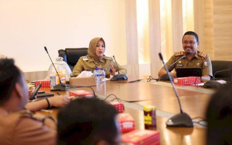 RAKOR. Wakil Wali Kota Makassar Fatmawati Rusdi didampingi Kepala Dinas Ketahangan Pangan Kota Makassar Mahyuddin memimpin Rapat Koordinasi (Rakor) Lorong Wisata di Lantai 11 Balaikota Makassar, Selasa (2/5/2023). foto: istimewa