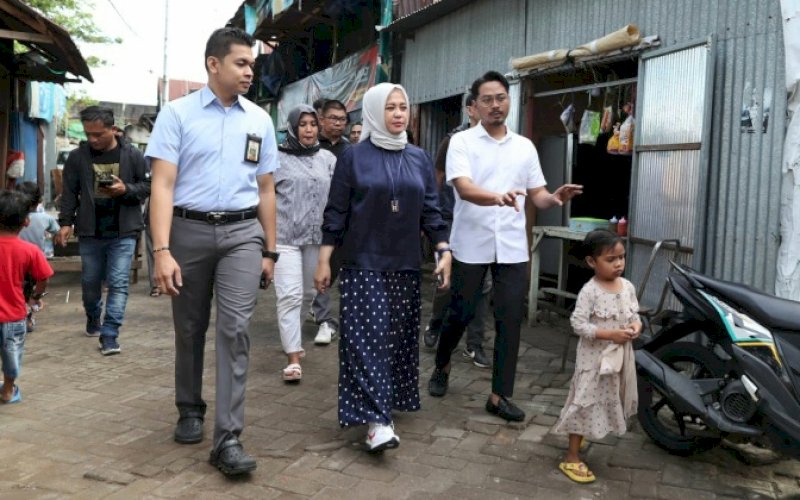 KUNJUNGAN. Wakil Wali Kota Makassar Fatmawati Rusdi bersama Ketua Forum Kemanusiaan, dr Udin Shaputra Malik mengunjungi kawasan Bantaran Sungai Tallo. Tepatnya, RW 05/RT 03, Kelurahan Buloa, Kecamatan Tallo, Kota Makassar, Jumat (5/5/2023). foto: istmewa