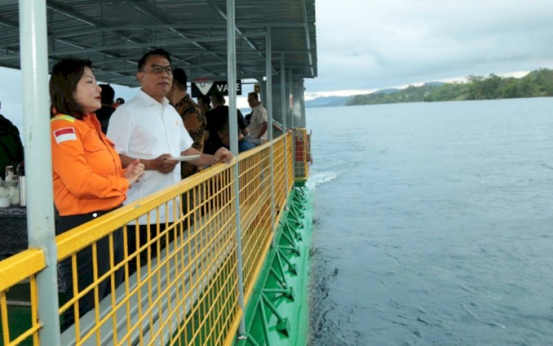 KUNJUNGAN. CEO PT Vale Indonesia Febriany Eddy (kiri) mendampingi Kepala Staf Kepresidenan (KSP) Moeldoko berkeliling Danau Matano dengan menggunakan raft dalam lawatannya, Selasa (30/5/2023). foto: istimewa