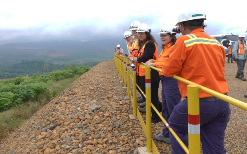 KUNJUNGAN. CEO PT Vale Febriany Eddy mendampingi Menteri Industri dan Keamanan Ekonomi Inggris Nusrat Ghani bersama Duta Besar Inggris untuk Indonesia dan Timor Leste Owen Jenkins saat mengunjungi lokasi pertambangan PT Vale Indonesia Tbk di Sorowako, Sulsel, Selasa (23/5/2023). foto: istimewa