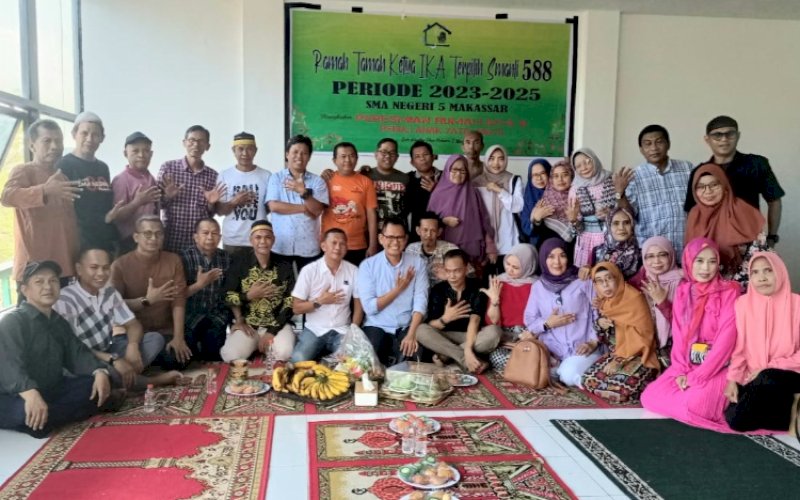 RAMAH TAMAH. Ikatan Alumni SMA Negeri 5 Makassar Angkatan 1988 yang disebut IKA SMANLI 588 Makassar menggelar ramah tamah di Sekretariat SMANLI 588 Makassar yang terletak di Jl Sungai Saddang Kompleks Latanete Plaza Makassar, Minggu (7/5/2023). foto: istimewa