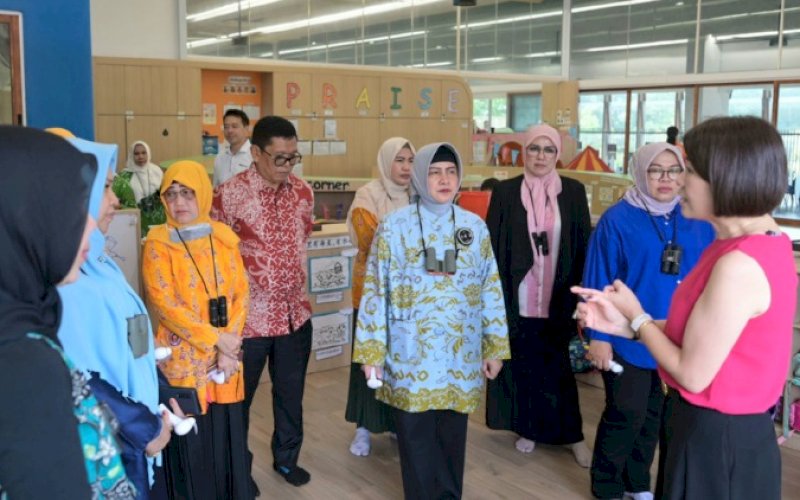 STUDI BANDING. Bunda PAUD Kota Makassar, Indira Jusuf Ismail, bersama rombongan melaksanakan studi banding di Singapura, Rabu (24/5/2023). foto: istimewa