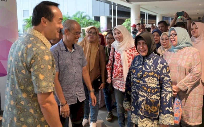 KUNJUNGAN. Bunda PAUD Kota Makassar, Indira Jusuf Ismail, bersama 32 Kepala Sekolah (Kepsek) berkunjung ke Our Tampines Hub, Singapura, Minggu (28/5/2023). foto: istimewa