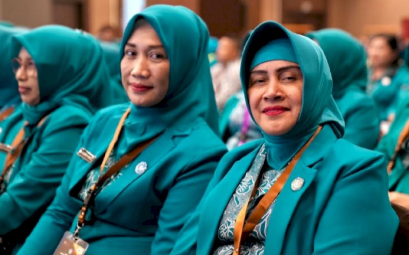 HKG PKK. Ketua Tim TP PKK Kota Makassar, Indira Jusuf Ismail, saat puncak peringatan HKG PKK ke-51 di Convention Hall Santika Premiere Dyandra Medan, Sumatra Utara, Rabu (17/5/2023). foto: istimewa