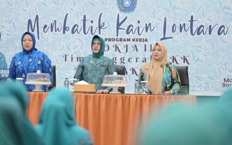 PELATIHAN. Ketua TP PKK Kota Makassar, Indira Yusuf Ismail, membuka secara resmi Pelatihan Membatik Kain Lontara di Baruga Anging Mammiri Makassar, Kamis (4/5/2023). foto: istimewa