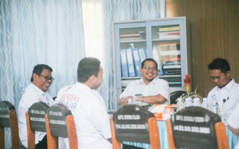 KUNJUNGAN. Kepala Disdukcapil Provinsi Sulsel, Mahammad Iqbal Samad Suhaeb (kedua kanan), melaksanakan kunjungan di UPT SMAN 2 Makassar untuk memantau kesiapan SMA dan SMK lingkup Pemprov Sulsel dalam menghadapi Proses Penerimaan PPDB 2023, Rabu (24/5/2023). foto: istimewa