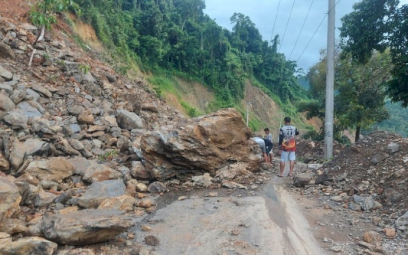 LONGSOR. Kondisi jalan poros Batusitanduk-Rantepao di Kabupaten Luwu saat terjadinya longsor, yang kini sudah bisa dilalui kendaraan roda dua maupun roda empat. foto: istimewa