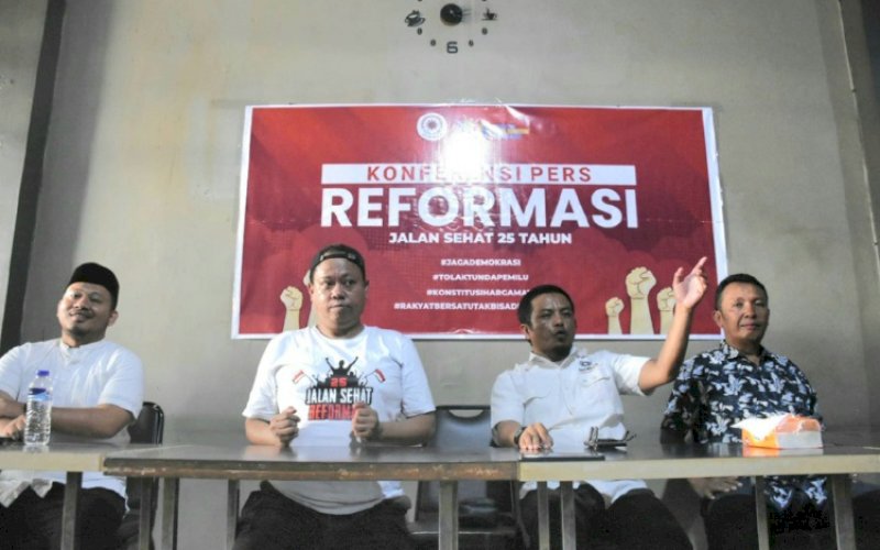 BERI KETERANGAN. Panitia Jalan Santai 25 Tahun Reformasi memberikan keterangan di Warkop Galery, Jl AP Petarani, Kota Makasar, Jumat (26/5/2023). foto: istimewa