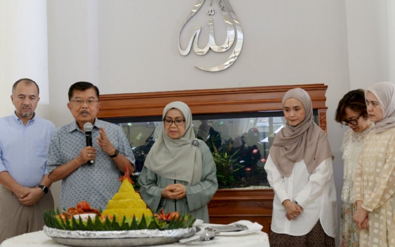 ULANG TAHUN. Wakil Presiden ke-10 dan ke-12, M Jusuf Kalla (JK), merayakan ulang tahun ke-81 secara sederhana di kediaman pribadinya, Jl Brawijaya No 6, Kebayoran Baru, Jakarta Selatan, Senin (15/5/2023). foto: istimewa