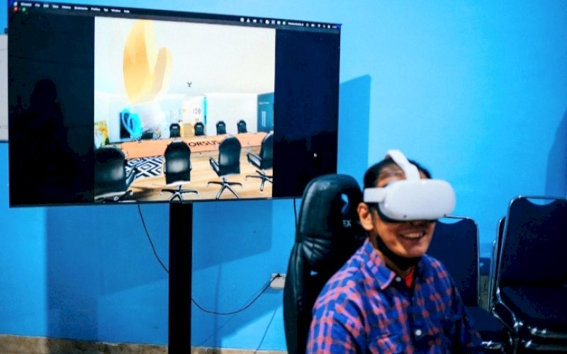 UJI COBA. Diskominfo Kota Makassar melakukan uji coba meeting berbasis Virtual Reality (VR), Kamis (25/5/2023). foto: istimewa
