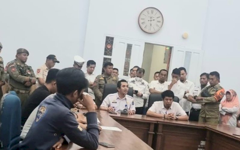 BERI KETERANGAN. Kepala Dinas Kelautan dan Perikanan Provinsi Sulsel, Muhammad Ilyas (tengah), saat menerima perwakilan massa aksi unjuk rasa aliansi mahasiswa terkait administrasi pekerjaan proyek breakwater PPI Beba, Takalar yang diduga menyalahi ketentuan yang ada, Rabu (24/5/2023). foto: istimewa