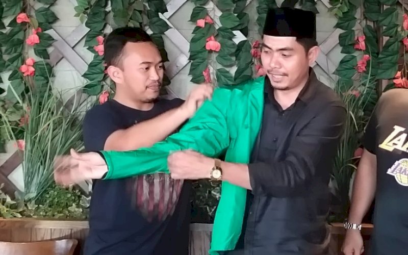 PENGUKUHAN. Ketua DPW PPP Sulsel Imam Fauzan Amir Uskara mengenakan jaket PPP kepada Rifadhil Ashari di Fireflies, Jl Hertasning, Kota Makassar, Sabtu (6/5/2023). foto: istimewa 