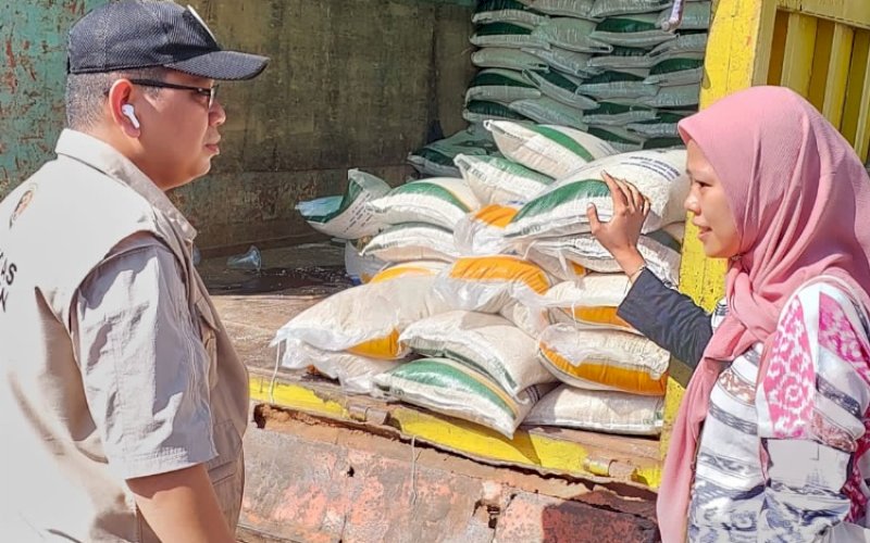 PEMANTAUAN. Badan Pangan Nasional (National Food Agency/NFA) bersama Ombudsman dan Satgas Pangan Polri melakukan pemantauan langsung ke titik penyaluran Cadangan Pangan Pemerintah (CPP) untuk pemberian bantuan pangan di Kabupaten Gowa dan Kabupaten Maros, Jumat (12/5/2023). foto: istimewa