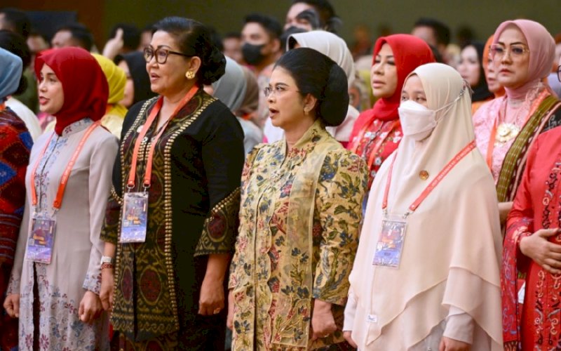HUT DEKRANAS. Ketua Dekranasda Provinsi Sulsel, Naoemi Octarina (kanan), menghadiri Hari Jadi Dekranas ke-43 yang dipusatkan di Hotel Santika Medan, Sumatra Utara, Selasa (16/5/2023). foto: istimewa
