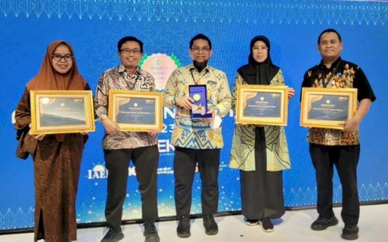 PENGHARGAAN. Pemprov Sulsel berhasil mendapat lima juara sekaligus dari sepuluh kategori dalam ajang penghargaan Anugerah Adinata Syariah 2023 di Kantor Pusat Bank Syariah Indonesia, Jakarta Selatan, Jumat (26/5/2023). foto: istimewa