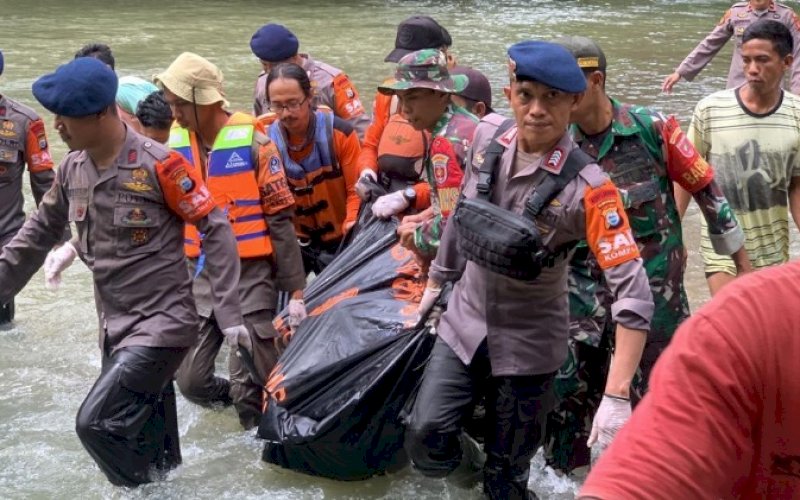 EVAKUASI. Tim SAR gabungan melakukan evakuasi korban tenggelam atas nama Agussalim (42), warga Dusun Lappa Cinennung, Kecamatan Cina, Kabupaten Bone, Minggu (7/5/2023). foto: istimewa