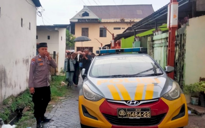 PENGAWALAN. Polsek Rappocini melakukan pengawalan pengantar jenazah di salah satu rumah duka, Jl Jipang Raya, Kelurahan Karunrung, Kecamatan Rappocini, Kota Makassar, Kamis (4/5/2023) sore. foto: istimewa