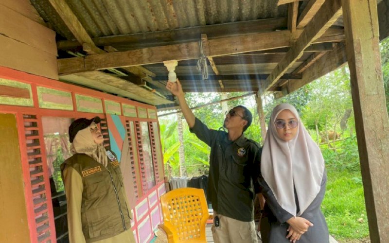 PASANGAN BARU. Pemprov Sulsel menghadirkan program pemasangan baru listrik bagi masyarakat kurang mampu. foto: istimewa