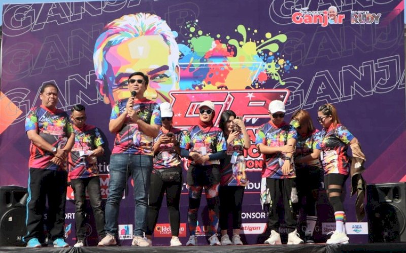 PEMBUKAAN. Pembina Ganjar Is Me, Rudi Pieter Goni, saat membuka Dance dan Aerobic Competition di Mbuk Coffee Shop, Jl A Djemma, Makassar, Minggu (28/5/2023). foto: istimewa