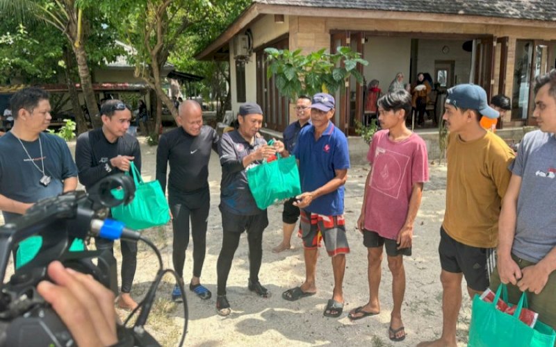 BAKTI SOSIAL. Aktivis 98 yang juga anggota BPK RI Pius Lustrilanang dan Ketua DPRD Kota Makassar Rudianto Lallo menghadiri Bakti Sosial (Baksos) dalam rangka peringatan 25 tahun reformasi di Pulau Samalona, Kecamatan Sangkarrang, Kota Makassar, Sabtu (27/5/2023). foto: istimewa