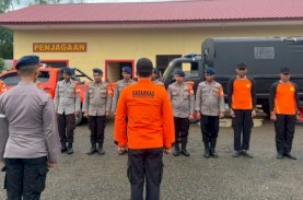 Brimob Bone Terjunkan SAR Cari Petani Hanyut di Sungai