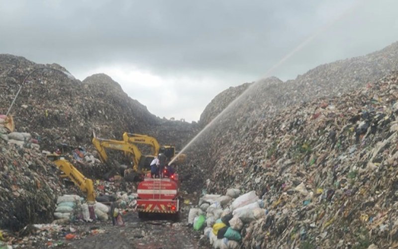 PENYEMPROTAN. Dinas Lingkungan Hidup (DLH) Kota Makassar melakukan penyemprotan larutan eco enzyme untuk mengurangi mau menyengat di TPA Antang. foto: istimewa