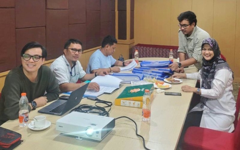 PEMERIKSAAN BERKAS. Para Tim Seleksi (Timsel) KPU Sulsel Gelombang 5 melakukan pemeriksaan berkas pendaftar di Sekretariat Pendaftaran, Rabu (24/5/2023). foto: istimewa