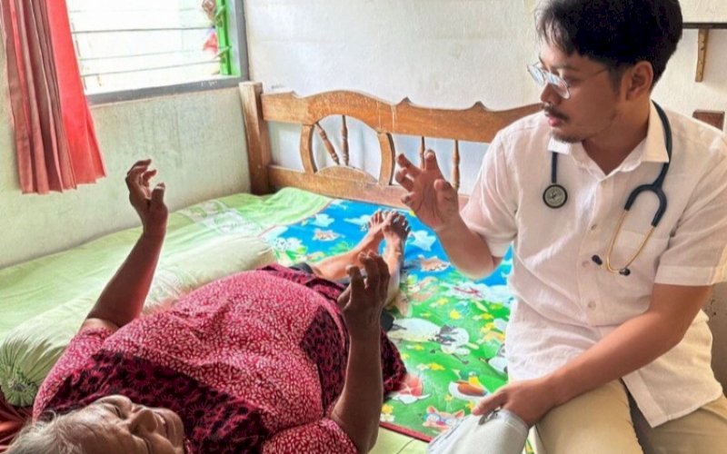 KUNJUNGAN. Ketua Forum Kemanusian Kota Makassar (FKKM), dr Udin Shaputra Malik, mengunjungi Asia Hasyim (65) di rumah di BTN Dwi Dharma, Kecamatan Biringkanaya, Makassar, Senin (15/5/2023). foto: istimewa