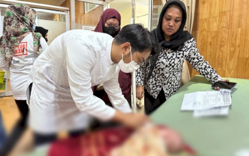 PEDULI. Ketua FKKM, dr Udin Shaputra Malik, mengunjungi langsung si bayi penderita Bronchepneumonia yang dirawat di RS Haji Makassar, Jumat (19/5/2023). foto: istimewa