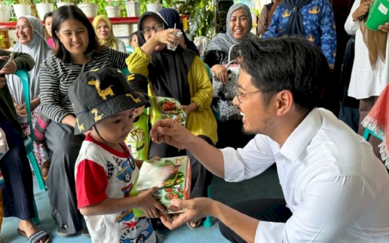 MENYAPA. Ketua FKKM, dr Udin Shaputra Malik, menyapa seorang anak. foto: istimewa