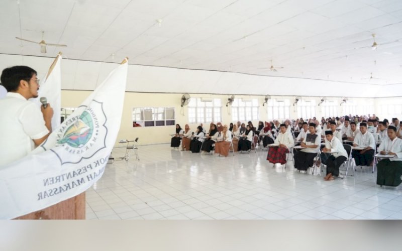 PENGARAHAN. Ketua Forum Kemanusian Kota Makassar (FKKM), dr Udin Shaputra Malik, memberikan sambutan dan pengarahan pada Orientasi Calon Alumni Pondok Pesantren An Nahdlah Makassar di Asrama Haji Sudiang Makassar, Senin (1/5/2023). foto: istimewa