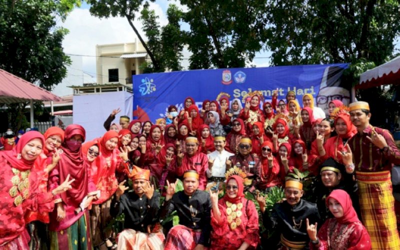 HARDIKNAS. Founder Makassar Siap Sekolah (Massikola), dr Udin Shaputra Malik (tengah), saat menghadiri upacara peringatan Hari Pendidikan Nasional (Hardiknas) tahun 2023 di SMPN 13 Makassar, Jl Tamalate, Kota Makassar, Selasa (2/5/2023). foto: istimewa