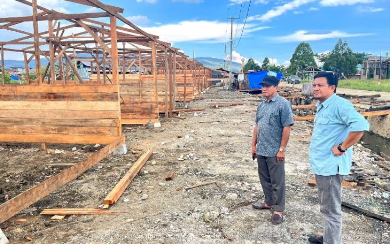BANTUAN. PT Vale Indonesia Tbk (PT Vale) menyalurkan bantuan untuk pembangunan kembali kios-kios pedagang yang menjadi korban kebakaran di Pasar SP 1 Mahalona, Desa Libukang Mandiri, Kecamatan Towuti, Luwu Timur, Senin (15/5/2023). foto: istimewa