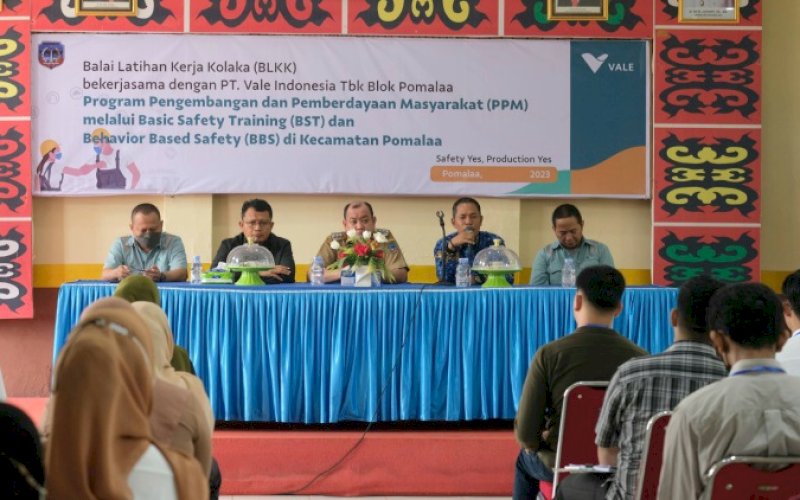 PELATIHAN. PT Vale Indonesia Tbk (PT Vale) menggelar Pelatihan Basic Safety Training (BST) atau Kesehatan dan Keselamatan Kerja (K3) dan Behavior Based Safety (BBS) bagi warga Kecamatan Pomalaa, Kabupaten Kolaka Sulawesi Tenggara, Senin (22/5/2023). foto: istimewa