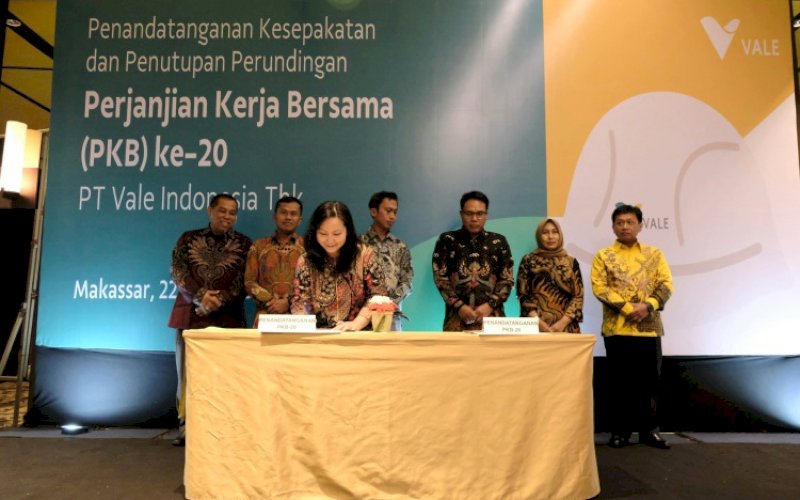 KERJA SAMA. Manajemen PT Vale Indonesia Tbk (PT Vale) dan karyawan menandatangani Perjanjian Kerja Bersama (PKB) ke-20 yang diwakili tiga serikat pekerja, yakni SPKEP, SPBVI, dan FPE KSBSI di The Rinra Hotel Makassar, Senin (22/5/2023). foto: istimewa