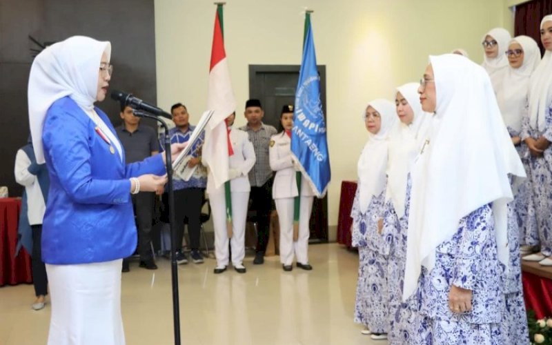 PELANTIKAN. Ketua DPD IWAPI Sulsel Ainun Jariah melantik Nur Imaniah sebagai Ketua DPC IWAPI Kabupaten&nbsp;Bantaeng.di Hotel Kirei&nbsp;Bantaeng, Jumat (16/6/2023). foto: istimewa