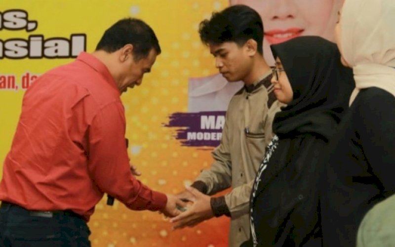 PEDULI. Andi Amran Sulaiman (AAS) berinteraksi dengan mahasiswa saat dialog bisnis, dengan tema 'Temu UMKM Naik Kelas' di Kolaka, Minggu (4/6/2023). foto: istimewa