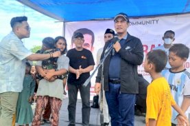 Andi Amran Sulaiman Silaturahmi dan Main Takraw Bersama Warga Pulau di Pangkep