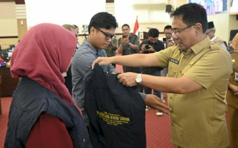 PELEPASAN. Asisten I Bidang Pemerintahan Pemprov Sulsel Andi Aslam Patonangi mewakili Gubernur Sulsel Andi Sudirman Sulaiman melepas petugas kesehatan hewan kurban di Ruang Rapat Pimpinan Kantor Gubernur, Selasa (20/6/2023). foto: istimewa