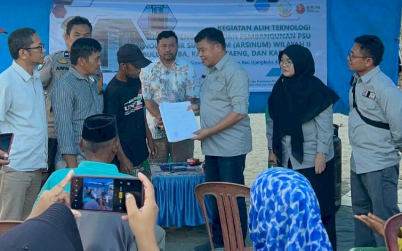 MONEV. Kepala Dinas Perkimtan Provinsi Sulsel, Andi Bakti Haruni, melaksanakan kunjungan kerja Monitoring dan Evaluasi (Monev) pelaksanaan kegiatan penyediaan Air Siap Minum (Arsinum) di wilayah pesisir Lingkungan Gusunge, Kelurahan Kalumeme, Kecamatan Ujungbulu Kabupaten Bulukumba, Kamis (22/6/2023). foto: istimewa