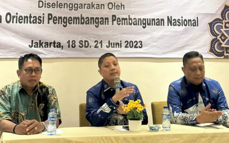 BIMTEK. Kepala Balitbangda Kota Makassar, Andi Bukti Djufrie (tengah), membuka langsung Bimtek Strategi Penginputan Indeks Inovasi Daerah terkait Pengembangan Inovasi Daerah yang digelar di Jakarta, 18-21 Juni 2023. foto: istimewa