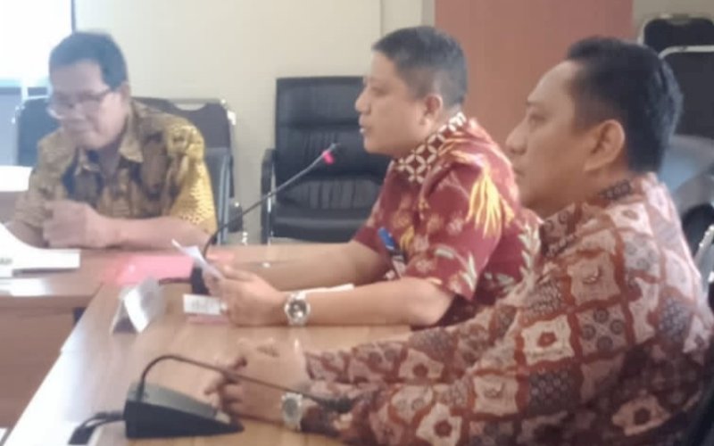PENGARAHAN. Kepala Balitbangda Kota Makassar, Andi Bukti Djufrie (tengah), memberikan pengarahan pada saat membuka Sub Kegiatan Perumusan Rekomendasi Penetapan Peraturan Baru dan/Atau Evaluasi Pelaksanaan Peraturan pada Tahapan Forum Diskusi Rancangan Awal Draft Naskah Akademik Kelompok Penelitian I Tahun Anggaran 2023 di Ruang Rapat Sekda Gedung Balai Kota Makassar, Jumat (9/6/2023). foto: istimewa