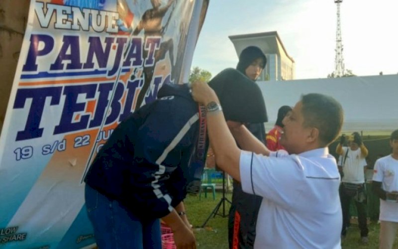 JUARA. Ketua Umum FPTI Kota Makassar, Andi Bukti Djufrie, melakukan pengalungan medali kepada atlet panjat tebing Makassar yang meraih juara pada Kejurda Pelajar 2023 di Kota Makassar. foto: istimewa