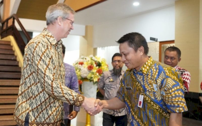 SAMBUTAN. Pj Sekda Provinsi Sulsel Andi Darmawan Bintang menyambut kunjungan Duta Besar Uni Eropa untuk Indonesia dan Brunei Darussalam Vincent Piket bersama rombongan di di Baruga Lounge Kantor Gubernur Sulsel, Jumat (23/6/2023). foto: istimewa 
