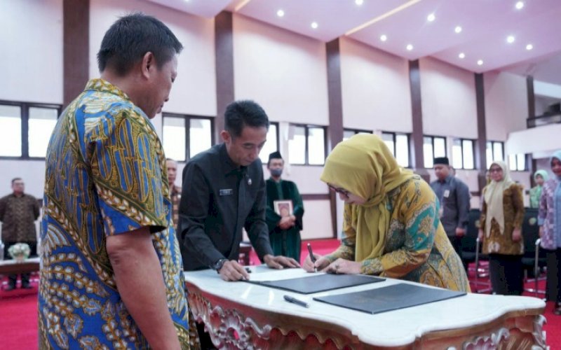 PELANTIKAN. Sekda Provinsi Sulsel, Andi Darmawan Bintang, melakukan pengambilan sumpah dan pelantikan 44 orang pejabat fungsional di lingkup Pemprov Sulsel di Ruang Pola Kantor Gubernur Sulsel, Jumat (23/6/2023). foto: istimewa