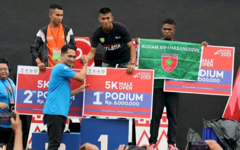 JUARA. Kepala Dispora Kota Makassar, Andi Patiware, menyerahkan hadiah kepada juara Makassar Half Marathon (MHM) 2023, 18 Juni 2023 lalu. foto: istimewa