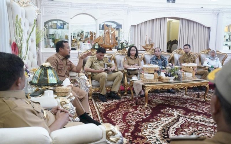 PERTEMUAN. Gubernur Sulsel, Andi Sudirman Sulaiman, melakukan pertemuan dengan beberapa kepala desa membahas pengentasan desa sangat tertinggal di Sulsel. foto: istimewa