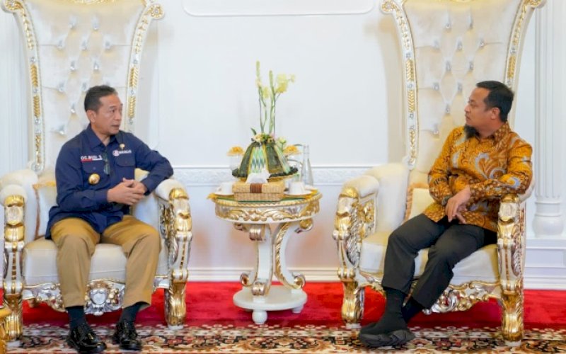PERTEMUAN. Gubernur Sulsel Andi Sudirman Sulaiman menerima kunjungan Kepala Kantor Zona Tengah Bakamla RI Laksma Bakamla Octavianus Budi Santoso di Rumah Jabatan Gubernur Sulsel, Kamis (8/6/2023). foto: istimewa